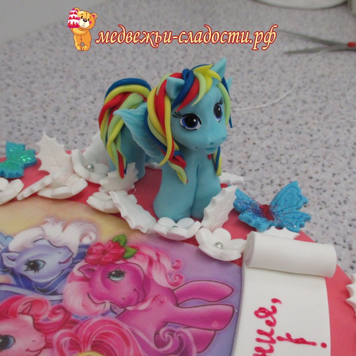 Торт  с пони: фототорт и одна фигурка пони из мастики